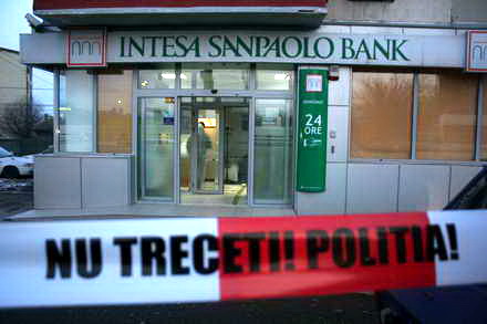 jaf armat in 40 de secunde la constanta a fost pradata o banca de pe strada dezrobirii vezi imagini de jaf armat in 40 de secunde la constanta a fost pradata o banca de pe strada dezrobirii vezi imagini de