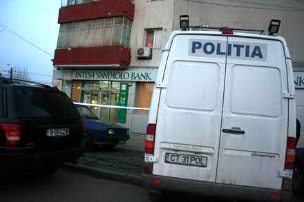 jaf armat in 40 de secunde la constanta a fost pradata o banca de pe strada dezrobirii vezi imagini de jaf armat in 40 de secunde la constanta a fost pradata o banca de pe strada dezrobirii vezi imagini de