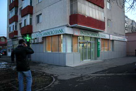 jaf armat in 40 de secunde la constanta a fost pradata o banca de pe strada dezrobirii vezi imagini de jaf armat in 40 de secunde la constanta a fost pradata o banca de pe strada dezrobirii vezi imagini de