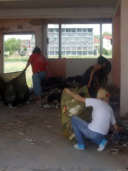 alaturi de angajati ai primariei si de sute de voluntari ovidiu brailoiu a ecologizat orasul in cadrul alaturi de angajati ai primariei si de sute de voluntari ovidiu brailoiu a ecologizat orasul in cadrul