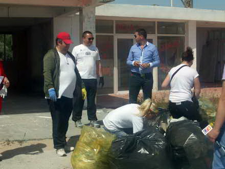 alaturi de angajati ai primariei si de sute de voluntari ovidiu brailoiu a ecologizat orasul in cadrul alaturi de angajati ai primariei si de sute de voluntari ovidiu brailoiu a ecologizat orasul in cadrul