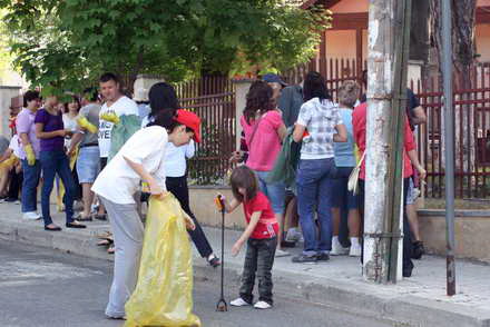 alaturi de angajati ai primariei si de sute de voluntari ovidiu brailoiu a ecologizat orasul in cadrul alaturi de angajati ai primariei si de sute de voluntari ovidiu brailoiu a ecologizat orasul in cadrul