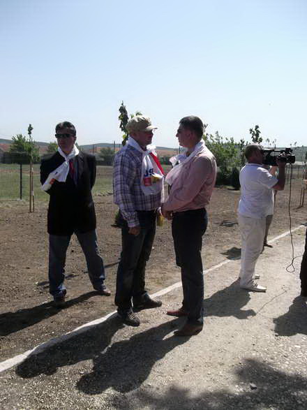 sute de localnici si o armata de consilieri alaturi de gheorghe frigioi primarul de la crucea si a lansat sute de localnici si o armata de consilieri alaturi de gheorghe frigioi primarul de la crucea si a lansat