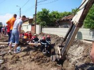 Intervenţie pentru salvarea a doi fraţi prinşi sub un mal de pământ