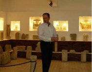 Amfore şi statuete contemporane într-un muzeu de antichităţi