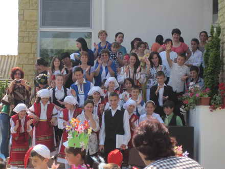 cantece dansuri si voie buna la pestera elevii au sarbatorit zilele scolii alaturi de primarul valentin cantece dansuri si voie buna la pestera elevii au sarbatorit zilele scolii alaturi de primarul valentin