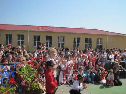 cantece dansuri si voie buna la pestera elevii au sarbatorit zilele scolii alaturi de primarul valentin cantece dansuri si voie buna la pestera elevii au sarbatorit zilele scolii alaturi de primarul valentin