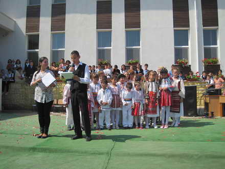 cantece dansuri si voie buna la pestera elevii au sarbatorit zilele scolii alaturi de primarul valentin cantece dansuri si voie buna la pestera elevii au sarbatorit zilele scolii alaturi de primarul valentin