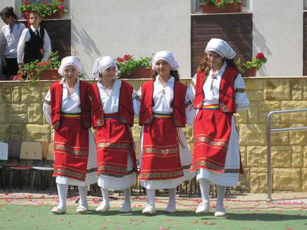 cantece dansuri si voie buna la pestera elevii au sarbatorit zilele scolii alaturi de primarul valentin cantece dansuri si voie buna la pestera elevii au sarbatorit zilele scolii alaturi de primarul valentin