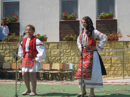 cantece dansuri si voie buna la pestera elevii au sarbatorit zilele scolii alaturi de primarul valentin cantece dansuri si voie buna la pestera elevii au sarbatorit zilele scolii alaturi de primarul valentin