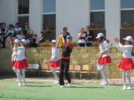 cantece dansuri si voie buna la pestera elevii au sarbatorit zilele scolii alaturi de primarul valentin cantece dansuri si voie buna la pestera elevii au sarbatorit zilele scolii alaturi de primarul valentin