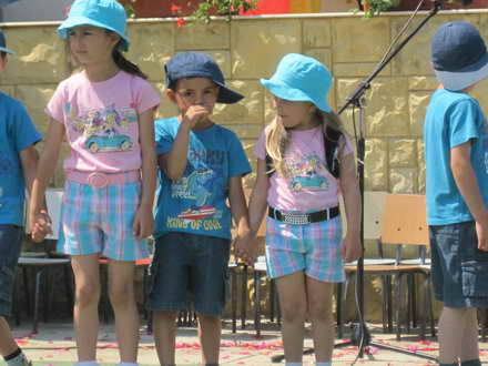 cantece dansuri si voie buna la pestera elevii au sarbatorit zilele scolii alaturi de primarul valentin cantece dansuri si voie buna la pestera elevii au sarbatorit zilele scolii alaturi de primarul valentin