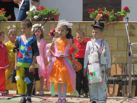 cantece dansuri si voie buna la pestera elevii au sarbatorit zilele scolii alaturi de primarul valentin cantece dansuri si voie buna la pestera elevii au sarbatorit zilele scolii alaturi de primarul valentin