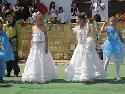 cantece dansuri si voie buna la pestera elevii au sarbatorit zilele scolii alaturi de primarul valentin cantece dansuri si voie buna la pestera elevii au sarbatorit zilele scolii alaturi de primarul valentin