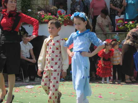 cantece dansuri si voie buna la pestera elevii au sarbatorit zilele scolii alaturi de primarul valentin cantece dansuri si voie buna la pestera elevii au sarbatorit zilele scolii alaturi de primarul valentin