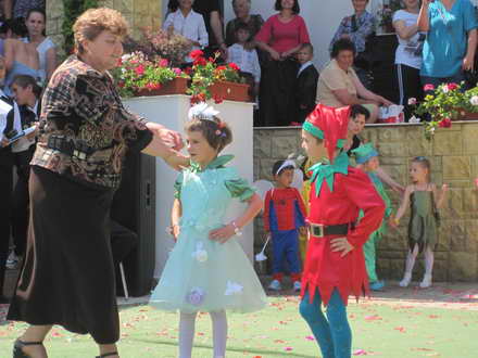 cantece dansuri si voie buna la pestera elevii au sarbatorit zilele scolii alaturi de primarul valentin cantece dansuri si voie buna la pestera elevii au sarbatorit zilele scolii alaturi de primarul valentin