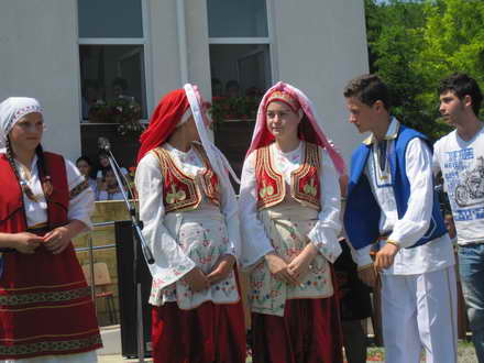 cantece dansuri si voie buna la pestera elevii au sarbatorit zilele scolii alaturi de primarul valentin cantece dansuri si voie buna la pestera elevii au sarbatorit zilele scolii alaturi de primarul valentin
