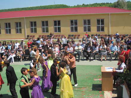 cantece dansuri si voie buna la pestera elevii au sarbatorit zilele scolii alaturi de primarul valentin cantece dansuri si voie buna la pestera elevii au sarbatorit zilele scolii alaturi de primarul valentin