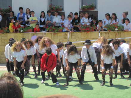 cantece dansuri si voie buna la pestera elevii au sarbatorit zilele scolii alaturi de primarul valentin cantece dansuri si voie buna la pestera elevii au sarbatorit zilele scolii alaturi de primarul valentin