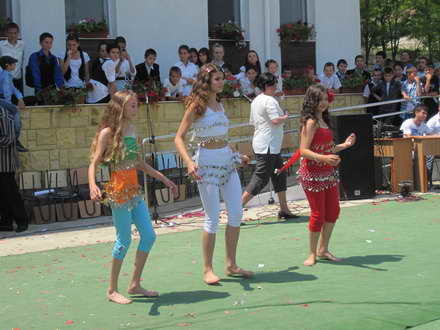 cantece dansuri si voie buna la pestera elevii au sarbatorit zilele scolii alaturi de primarul valentin cantece dansuri si voie buna la pestera elevii au sarbatorit zilele scolii alaturi de primarul valentin