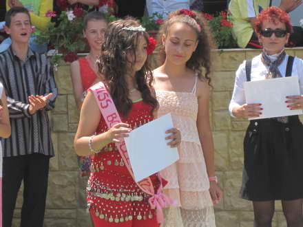cantece dansuri si voie buna la pestera elevii au sarbatorit zilele scolii alaturi de primarul valentin cantece dansuri si voie buna la pestera elevii au sarbatorit zilele scolii alaturi de primarul valentin
