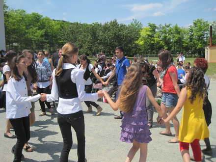 cantece dansuri si voie buna la pestera elevii au sarbatorit zilele scolii alaturi de primarul valentin cantece dansuri si voie buna la pestera elevii au sarbatorit zilele scolii alaturi de primarul valentin