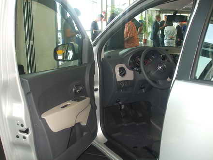 eveniment derulat concomitent in cinci orase din tara dacia groupe renault a lansat ieri la constanta eveniment derulat concomitent in cinci orase din tara dacia groupe renault a lansat ieri la constanta