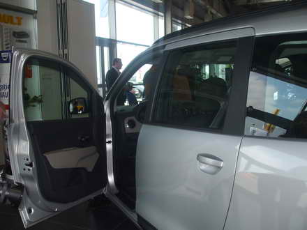 eveniment derulat concomitent in cinci orase din tara dacia groupe renault a lansat ieri la constanta eveniment derulat concomitent in cinci orase din tara dacia groupe renault a lansat ieri la constanta