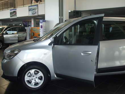 eveniment derulat concomitent in cinci orase din tara dacia groupe renault a lansat ieri la constanta eveniment derulat concomitent in cinci orase din tara dacia groupe renault a lansat ieri la constanta