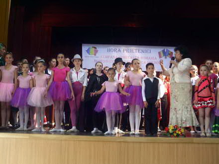 dubla premiera la cumpana mariana gaju alaturi de copiii din localitate si din republica moldova galerie dubla premiera la cumpana mariana gaju alaturi de copiii din localitate si din republica moldova galerie