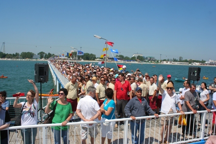 vezi cine a taiat panglica inaugurala a pasarelei din mamaia galerie foto 10528 370458 vezi cine a taiat panglica inaugurala a pasarelei din mamaia galerie foto 10528 370458