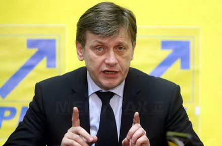 victime_basescu_-_Crin_Antonescu_www_ianculescu_com.jpg