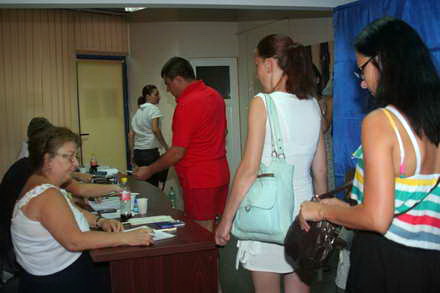 turistii au stat la cozi ca sa voteze in statiunea mamaia 55252 376089 turistii au stat la cozi ca sa voteze in statiunea mamaia 55252 376089