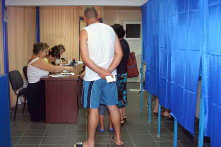 turistii au stat la cozi ca sa voteze in statiunea mamaia 55252 376089 turistii au stat la cozi ca sa voteze in statiunea mamaia 55252 376089