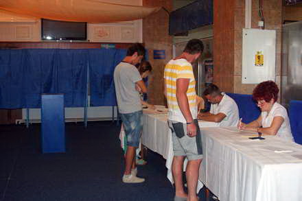 turistii au stat la cozi ca sa voteze in statiunea mamaia 55252 376089 turistii au stat la cozi ca sa voteze in statiunea mamaia 55252 376089
