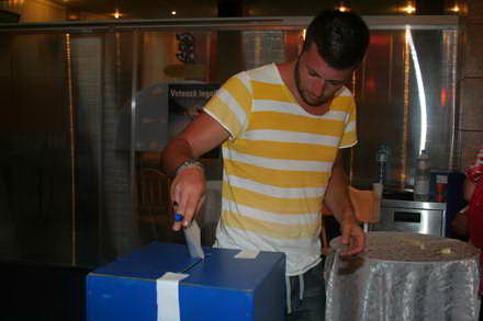 turistii au stat la cozi ca sa voteze in statiunea mamaia 55252 376089 turistii au stat la cozi ca sa voteze in statiunea mamaia 55252 376089