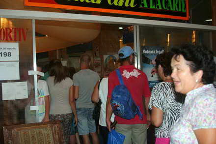 turistii au stat la cozi ca sa voteze in statiunea mamaia 55252 376089 turistii au stat la cozi ca sa voteze in statiunea mamaia 55252 376089