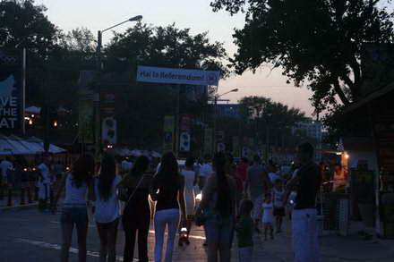 turistii au stat la cozi ca sa voteze in statiunea mamaia 55252 376089 turistii au stat la cozi ca sa voteze in statiunea mamaia 55252 376089