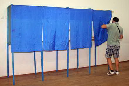 turistii au stat la cozi ca sa voteze in statiunea mamaia 55252 376089 turistii au stat la cozi ca sa voteze in statiunea mamaia 55252 376089