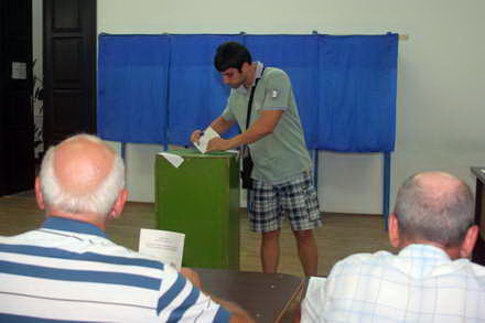 turistii au stat la cozi ca sa voteze in statiunea mamaia 55252 376089 turistii au stat la cozi ca sa voteze in statiunea mamaia 55252 376089