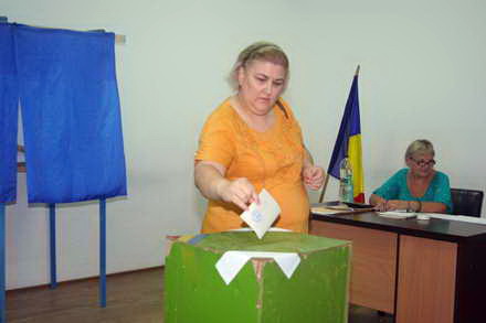 turistii au stat la cozi ca sa voteze in statiunea mamaia 55252 376089 turistii au stat la cozi ca sa voteze in statiunea mamaia 55252 376089