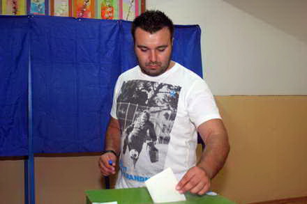 turistii au stat la cozi ca sa voteze in statiunea mamaia 55252 376089 turistii au stat la cozi ca sa voteze in statiunea mamaia 55252 376089