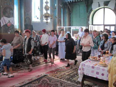 praznic imparatesc la biserica din pestera seful autoritatii locale sateni dar si prieteni ai comunitatii praznic imparatesc la biserica din pestera seful autoritatii locale sateni dar si prieteni ai comunitatii