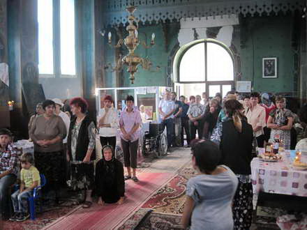 praznic imparatesc la biserica din pestera seful autoritatii locale sateni dar si prieteni ai comunitatii praznic imparatesc la biserica din pestera seful autoritatii locale sateni dar si prieteni ai comunitatii