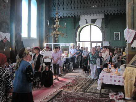 praznic imparatesc la biserica din pestera seful autoritatii locale sateni dar si prieteni ai comunitatii praznic imparatesc la biserica din pestera seful autoritatii locale sateni dar si prieteni ai comunitatii