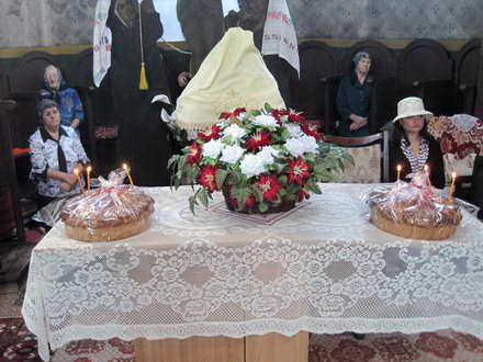 praznic imparatesc la biserica din pestera seful autoritatii locale sateni dar si prieteni ai comunitatii praznic imparatesc la biserica din pestera seful autoritatii locale sateni dar si prieteni ai comunitatii