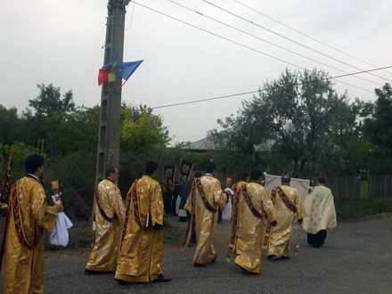 primul pelerinaj intr o comuna constanteana ips teodosie coristi de la iasi fanfara raja la procesiunea primul pelerinaj intr o comuna constanteana ips teodosie coristi de la iasi fanfara raja la procesiunea