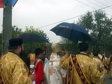 primul pelerinaj intr o comuna constanteana ips teodosie coristi de la iasi fanfara raja la procesiunea primul pelerinaj intr o comuna constanteana ips teodosie coristi de la iasi fanfara raja la procesiunea