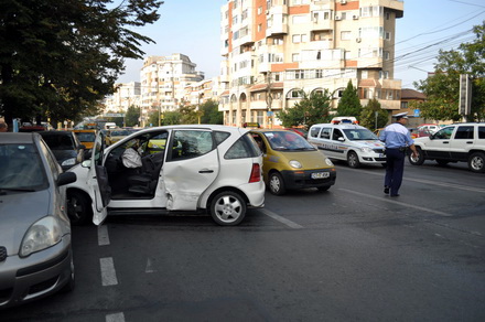 accident in lant pe bulevardul lapusneanucinci masini distruse din cauza unui taximetrist galerie foto accident in lant pe bulevardul lapusneanucinci masini distruse din cauza unui taximetrist galerie foto