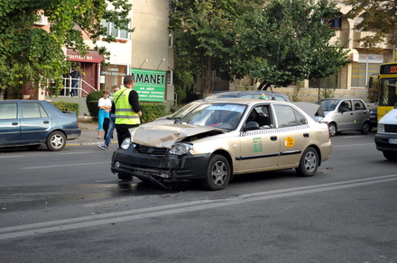 accident in lant pe bulevardul lapusneanucinci masini distruse din cauza unui taximetrist galerie foto accident in lant pe bulevardul lapusneanucinci masini distruse din cauza unui taximetrist galerie foto